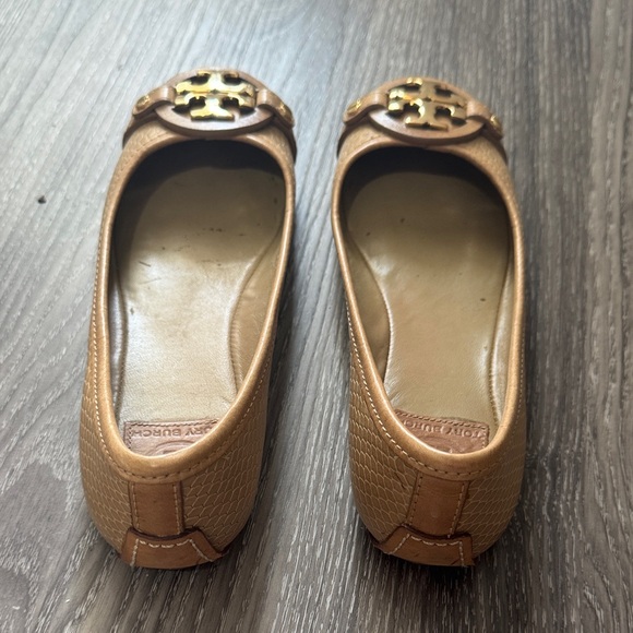 Tory Burch Brown Leather Loafers with Gold Emblem - Picture 3 of 3